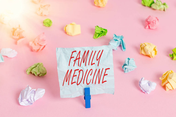 Piszę notatkę o medycynie rodzinnej. Biznes zdjęcie pokazujące kompleksową opiekę zdrowotną dla osoby i rodziny Kolorowe pogniecione papiery puste przypomnienie różowy podłoga tło szpilka. - Zdjęcie, obraz
