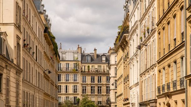 パリ、典型的なファサード、美しい古代の建物 - 写真・画像
