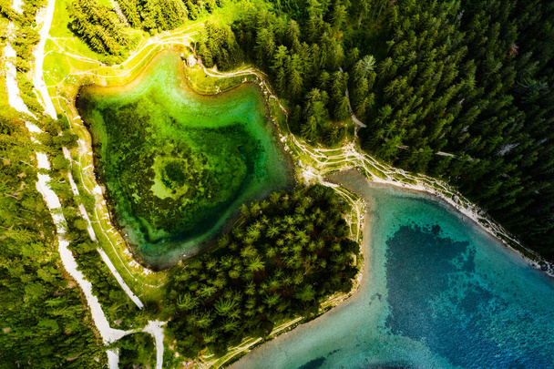 オーストリアの緑の湖での平和的な航空ビュー。スタイリアの旅行先. - 写真・画像