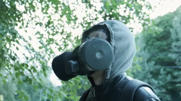 Człowiek w masce gazowej w pobliżu toksycznego zbiornika. ochrona broni chemicznej, epidemia wirusa - Materiał filmowy, wideo