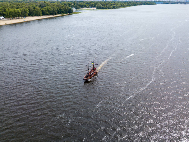 Drohnen aus der Luft. Ein Piraten-Motorboot fährt auf dem Dnjepr in Kiew. - Foto, Bild