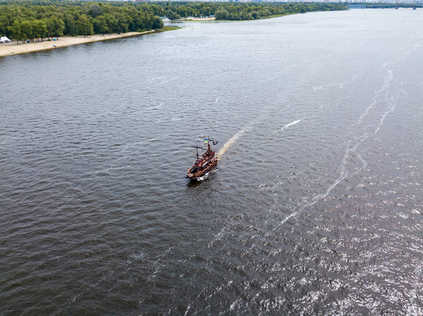 Veduta aerea del drone. Una barca a motore pirata naviga lungo il fiume Dnieper a Kiev. - Foto, immagini