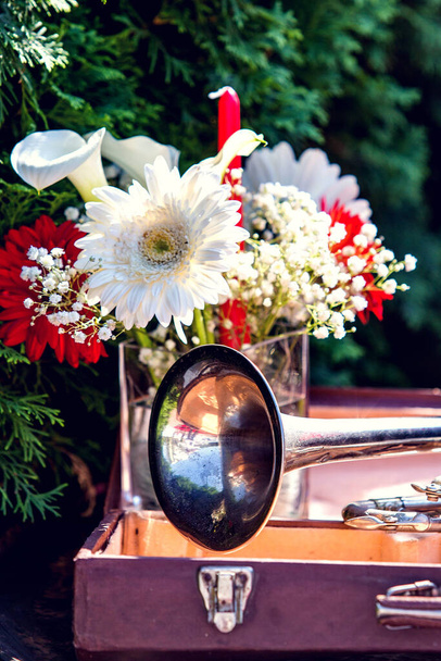 červené a bílé květy, svatební výzdoba, sloužící pro speciální akci, pod širým nebem - Fotografie, Obrázek