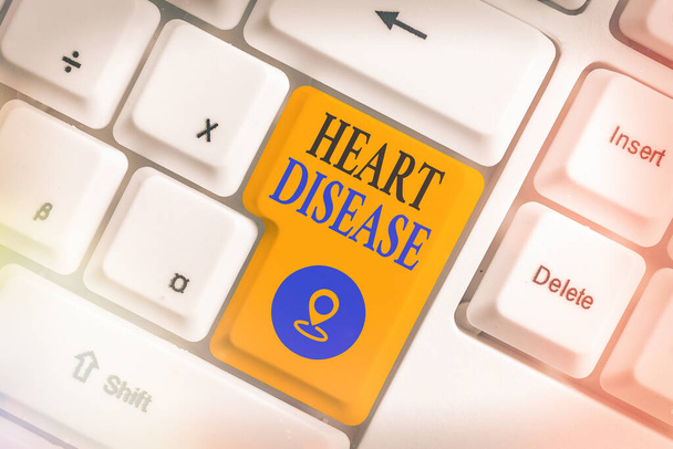 心臓病を示す概念的な手書き。ビジネス写真テキスト心臓や血管に影響を与える疾患の種類空のコピースペースに配置されたアクセサリーとカラーキーボードキー. - 写真・画像