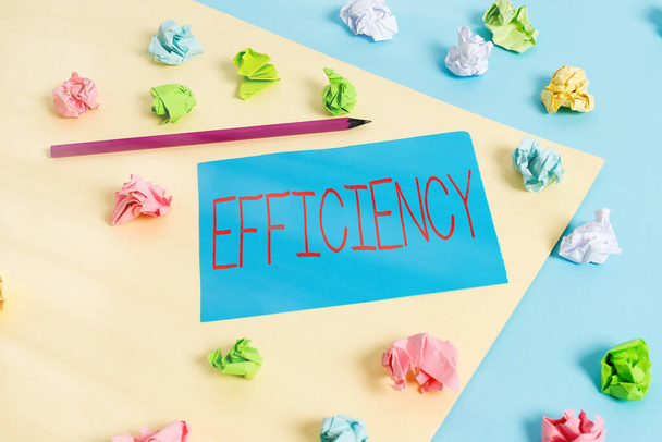 Schreiben Notiz zeigt Effizienz. Business-Foto zeigt die Fähigkeit, die Verschwendung von Materialien zu vermeiden, Bemühungen, etwas zu tun Farbige zerknüllte Papiere leer Erinnerung blau gelb Wäscheklammer. - Foto, Bild