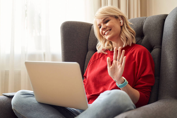Staying connected and enjoying online meetings - Fotoğraf, Görsel
