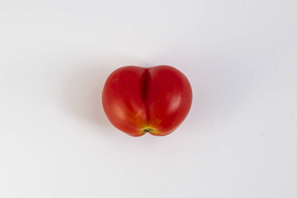 İnsan kıçı şekilli domates, beyaz arka planda izole edilmiş, hayat dolu.. - Fotoğraf, Görsel