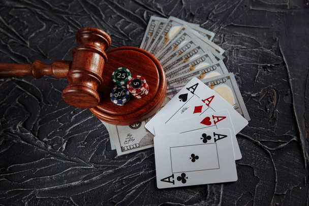 Έννοια της νομικής ρύθμισης των τυχερών παιχνιδιών, δικαιοσύνη σφυρί στο φόντο ενός παλιού γκρίζου τραπεζιού - Φωτογραφία, εικόνα