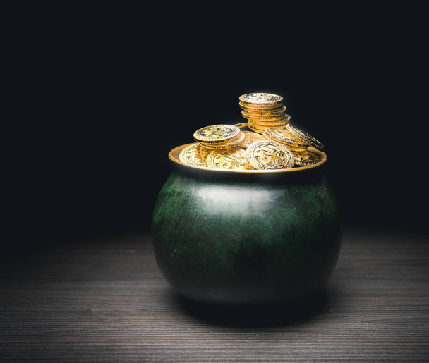 vaso pieno di monete d'oro, concetto giorno di San Patrizio (3D Rendering, Iluustrazione ) - Foto, immagini