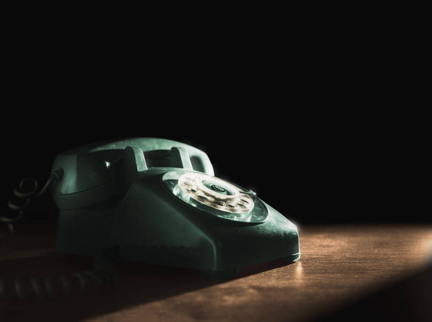 Vecchio telefono quadrante in plastica verde su uno sfondo scuro - Foto, immagini