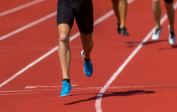 Σύνθετη εικόνα από κοντά των ποδιών του αθλητή που τρέχει. Ατομική έννοια του αθλητισμού - Φωτογραφία, εικόνα