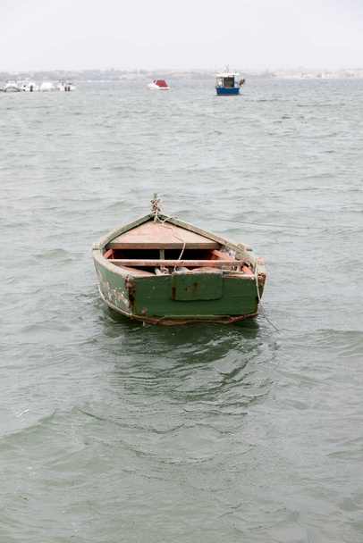 Barco de madera en el puerto - Foto, imagen