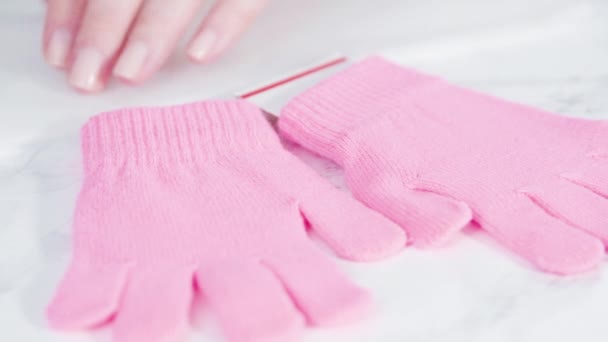 Flach lag er. Strass rosa Kinderhandschuhe mit Schneeflockenformen. - Filmmaterial, Video