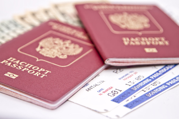 Международный паспорт, наличные и билеты
 - Фото, изображение