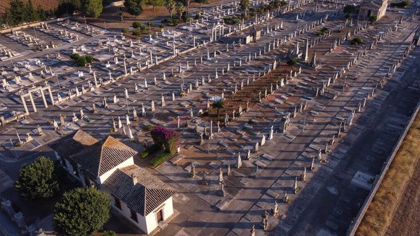 Letecký pohled na hřbitov s křížovými sochami, při západu slunce. Ostrov Mallorca, Španělsko - Fotografie, Obrázek