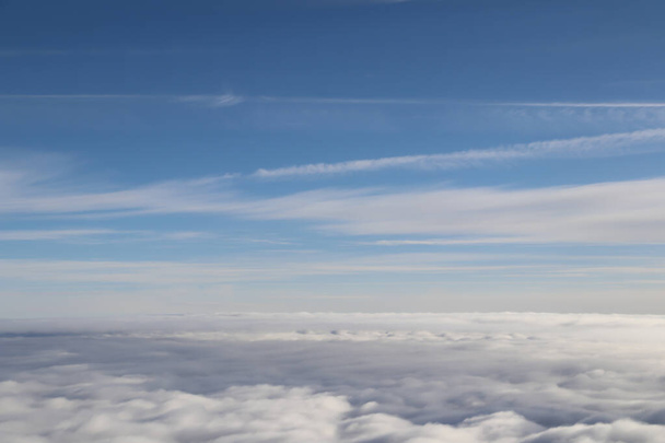 красиві білі хмари на блакитному небі, вид з вікна літака
 - Фото, зображення