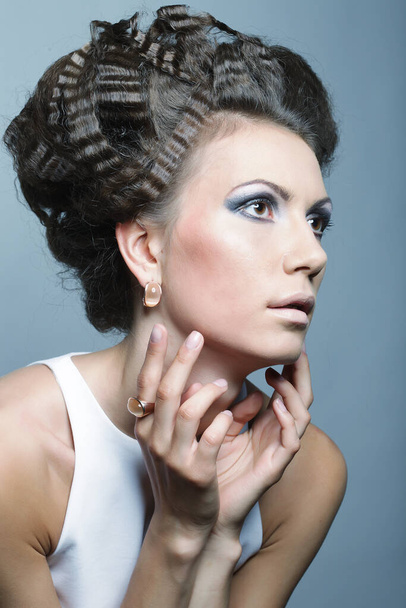 Elegant woman with luxury make up and hairstyle - Foto, imagen