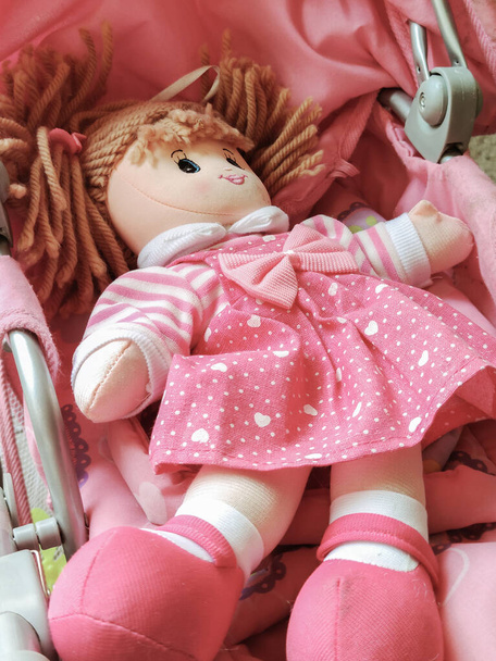 poupée de bébé dans une robe rose, jolie poupée de chiffon rose - Photo, image