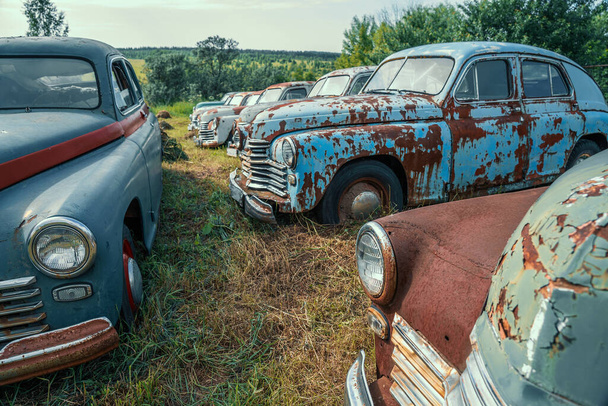 Viejos coches abandonados oxidados retro en hierba verde - Foto, Imagen