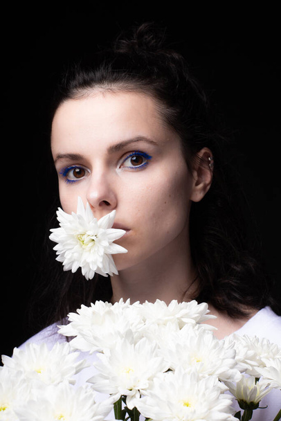 beautiful woman with white flowers on a dark background - Fotoğraf, Görsel