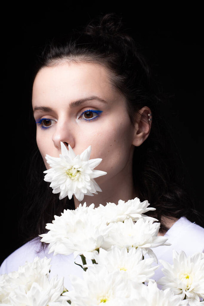 girl with flowers, black background - Foto, afbeelding