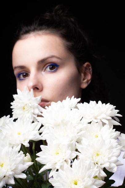 woman with a bouquet of white flowers - Fotó, kép
