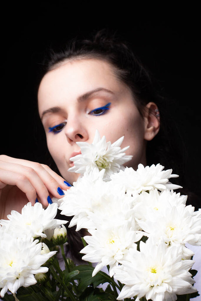 woman with a bouquet of white chrysanthemums - 写真・画像