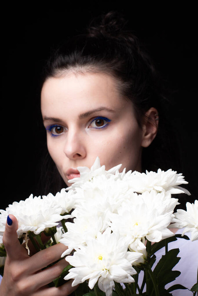 žena s kyticí bílých chryzantémat - Fotografie, Obrázek