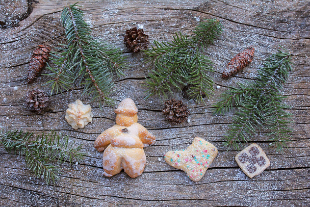 Санта Клаус і печиво для тіста. Різдвяний декор на дерев'яному підкладці. - Фото, зображення