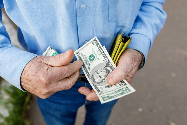 Vanhempi mies laskee rahojaan. Käsite viimeinen raha, pieni eläke, huono vanhuus. Valikoiva painopiste. - Valokuva, kuva