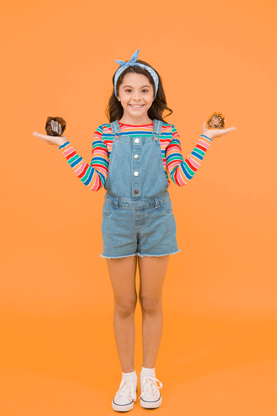 Girl delicious cupcakes muffin dessert, lunch break concept - Foto, Bild