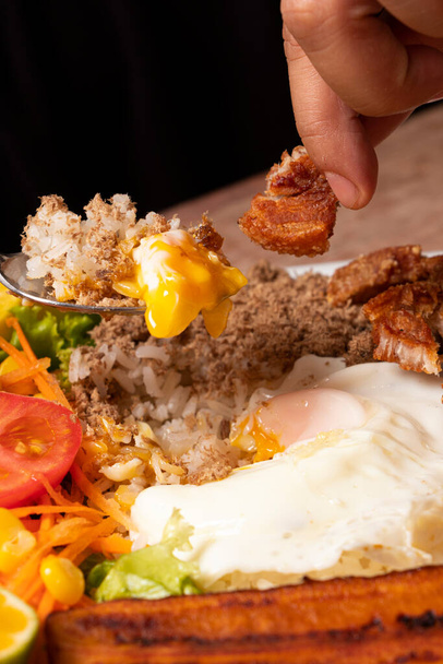 Primer plano de plato-ano tradicional. Plato de comida populair de Antioquia Colombia con frijoles huevo, cero carne y pltano - Foto, afbeelding