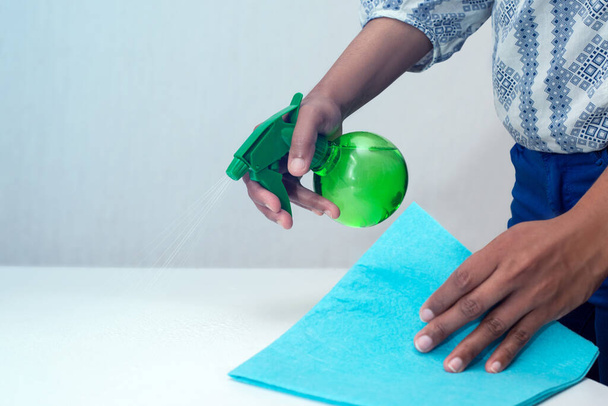 Menina limpando a mesa com spray desinfetante, vírus corona vírus, higiene, mão apenas
 - Foto, Imagem