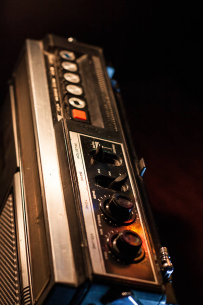 Gravador de cassetes de rádio estéreo vintage ou Boombox. Vista superior. Conceito de ouvir música
 - Foto, Imagem