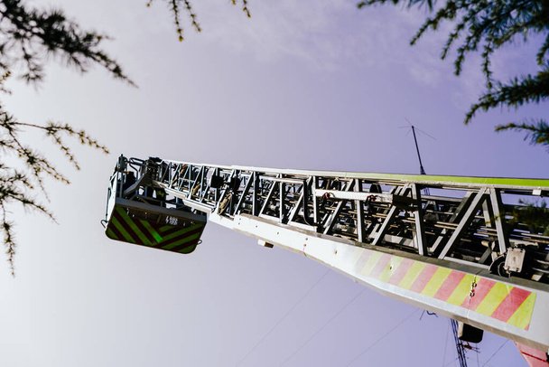 Высокая лестница пожарной машины. - Фото, изображение