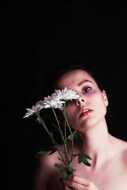 beautiful girl with chrysanthemum, black background - Foto, Imagem