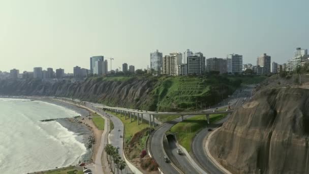 Вид с воздуха на склон Армендариса, город Мирафлорес и риф Коста-Верде в Лиме, Перу. - Кадры, видео