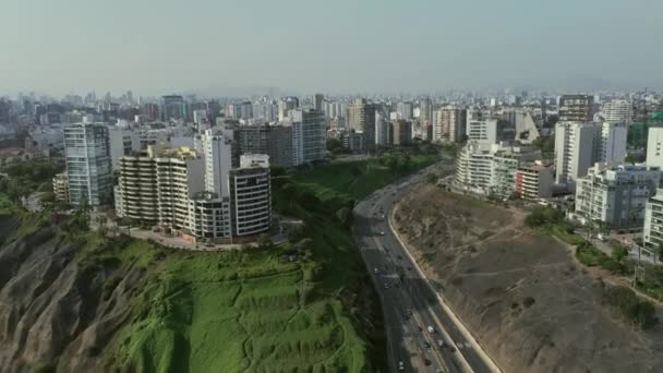 Vue aérienne de la descente d'Armendariz, de la ville de Miraflores et du récif Costa Verde à Lima, Pérou. - Séquence, vidéo