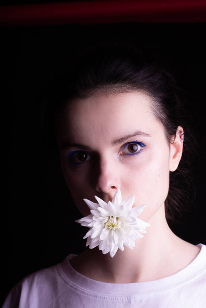 woman holding white flower in her mouth - Fotografie, Obrázek