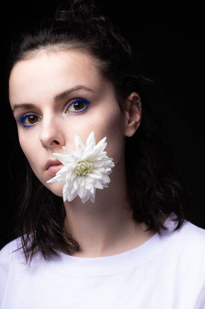 woman with chrysanthemums on a black background - Foto, Imagem