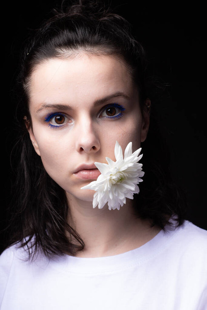woman with chrysanthemums on a black background - Foto, immagini