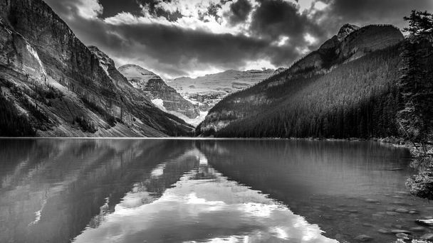 Черно-белая фотография озера Луиза в горах Роки в Банфском национальном парке, Альберта, Канада - Фото, изображение