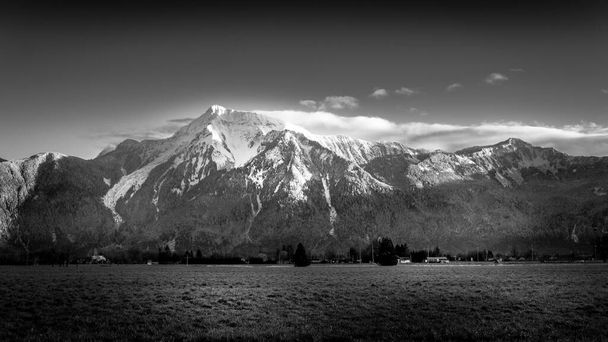 Foto en blanco y negro del Monte Cheam y las tierras de cultivo en el Valle Fraser de la Columbia Británica, Canadá
 - Foto, imagen