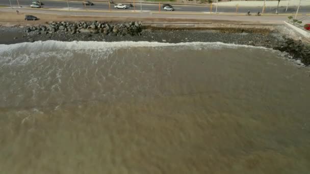 Luftaufnahme der Armendariz-Talfahrt, der Stadt Miraflores und des Costa Verde Riffs in Lima, Peru. - Filmmaterial, Video