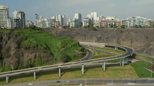 Légi kilátás Armendariz lefelé, Miraflores város és a Costa Verde zátony Lima, Peru. - Felvétel, videó