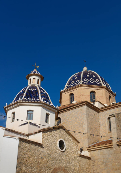 Kirche Unserer Lieben Frau vom Trost mit blau gekachelten Kuppeln und blauem Himmel in der Altstadt von Altea, Costa Blanca, Spanien - Foto, Bild