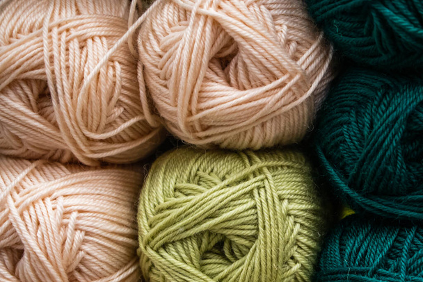 Muitas bolas de fios de lã para tricotar. Venda de fios macios em uma loja de artesanato. - Foto, Imagem