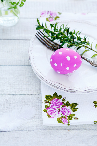 Easter table setting, plate with eggs - Φωτογραφία, εικόνα