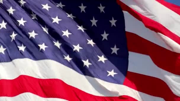 Американский флаг, размахивающий на ветру в замедленной съемке, с яркими красно-белыми и синими цветами, заполняющими рамку полностью - Кадры, видео