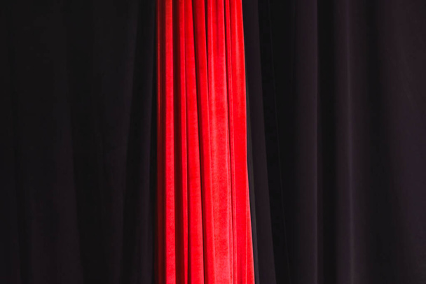 Preto e vermelho drapeado cortina pendurado
 - Foto, Imagem